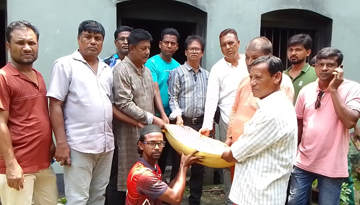 মেহেরপুর জেলা বিএনপির একাংশের এসকন মন্দির পরিদর্শন ও সহায়তা প্রদান