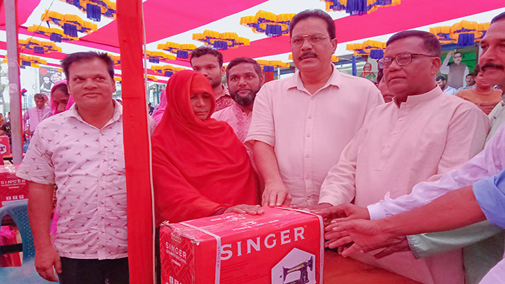 গাংনীতে সেলাইমেশিন ও বাইসাইকেল বিতরণ