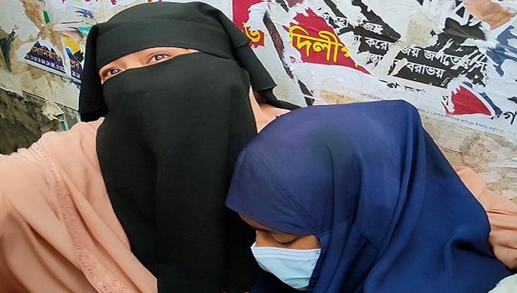 প্রেস ক্লাবের সামনে মা-মেয়ের আত্মহত্যার চেষ্টা