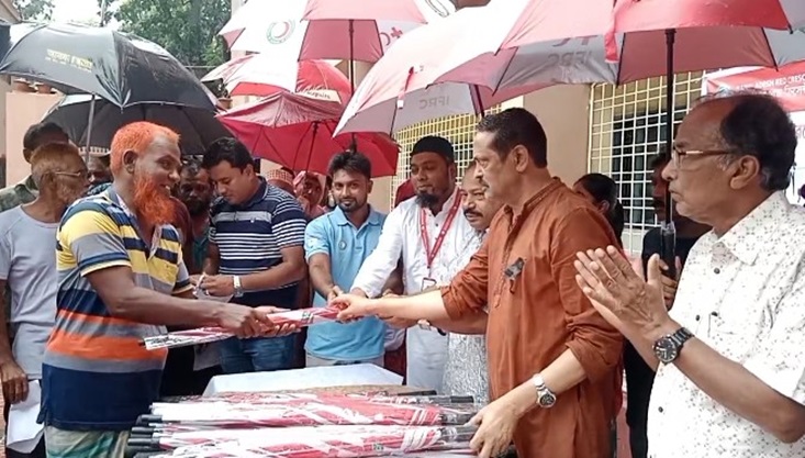 রেড ক্রিসেন্ট মেহেরপুর জেলা ইউনিটের উদ্যোগে ছাতা বিতরণ