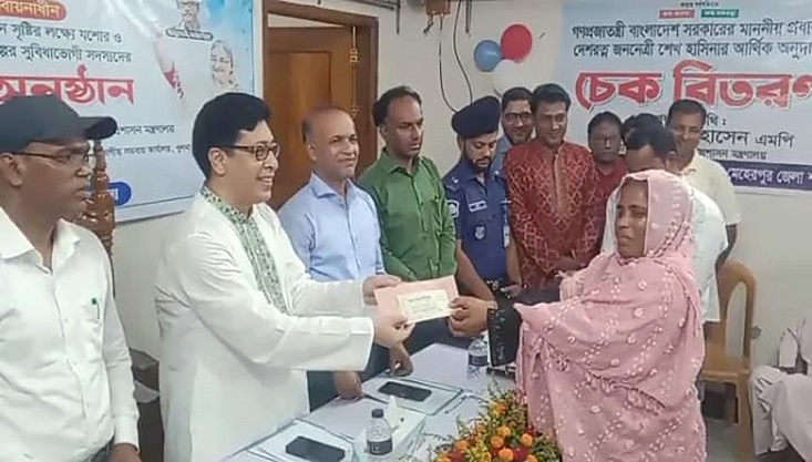 মেহেরপুরে সমবায় কার্যক্রম প্রকল্পের সুবিধাভোগীদের মাঝে চেক বিতরণ