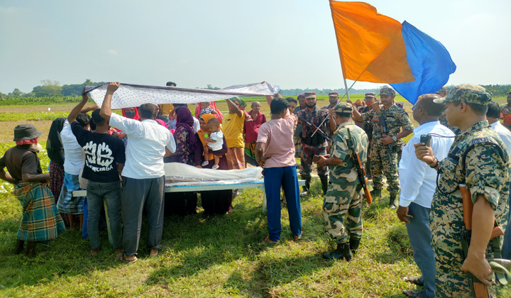 মুজিবনগর সীমান্তের শূন্যরেখায় শেষবার মায়ের মুখ দেখলো মেয়ে