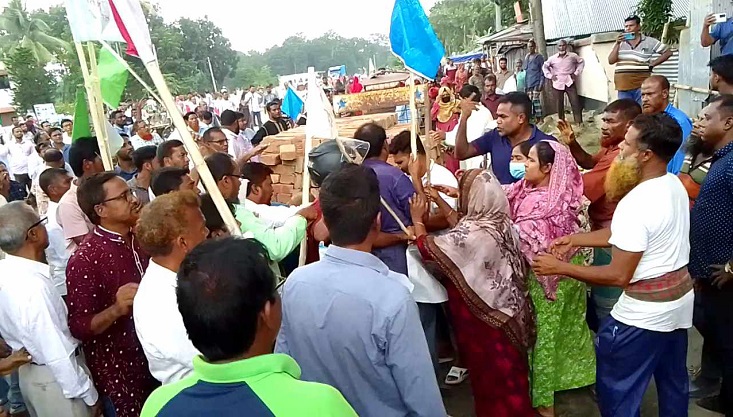 গাংনীতে পাঠদান বন্ধ রেখে জমি দখলের চেষ্টা। সংঘর্ষে উভয় পক্ষের আহত-২০