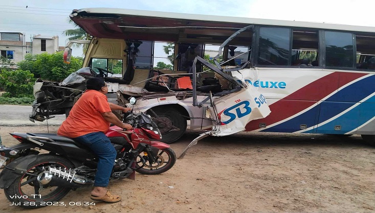 গাংনীতে বাস-ট্রাক মুখামেুখি সংঘর্ষে সুপারভাইজার আহত