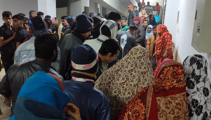 পথচারী শিশুকে বাঁচাতে গিয়ে বরযাত্রীর গাড়ি দুর্ঘটনা। আহত-৬