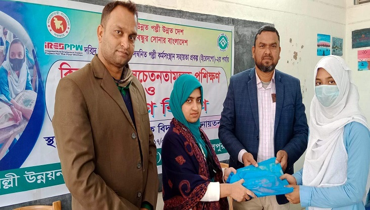 পল্লী উন্নয়ন কিশোরী সংঘের সচেতনতামূলক প্রশিক্ষণ ও উপকরণ বিতরণ