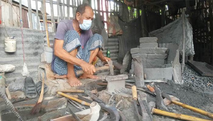 ব্যস্ত সময় পার করছেন গাংনীর কামাররা