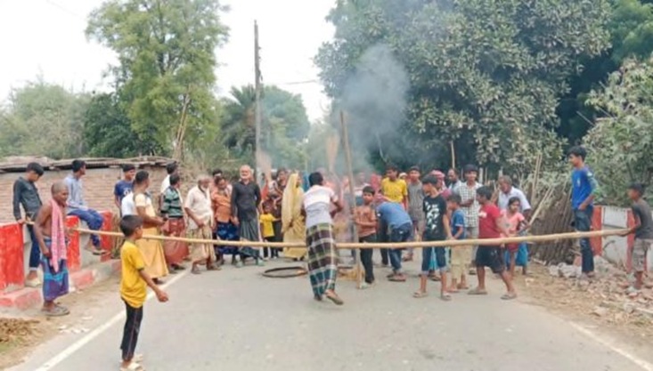 কাজীপুর ইউপি চেয়ারম্যান-মেম্বারের বিরুদ্ধে মানববন্ধন ও প্রতিবাদ