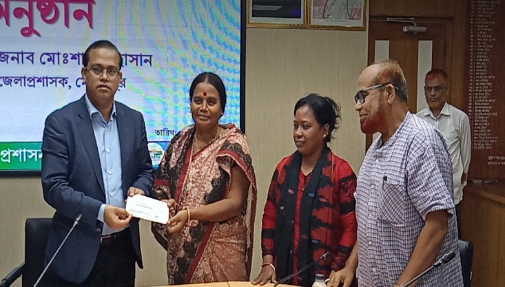 মেহেরপুরে কুষ্ঠ রোগে আক্রান্ত ও প্রতিবন্ধী ফাউন্ডেশনের মাঝে চেক বিতরণ
