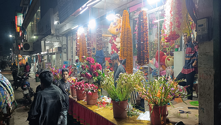 মেহেরপুরে দিবসে প্রত্যাশা পূরণ হয়নি ফুল ব্যবসায়ীদের