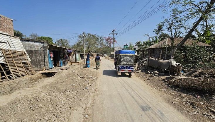 বেহাল সড়ক সংস্কারে ধীরগতি গোজামিলে ড্রেনেজ