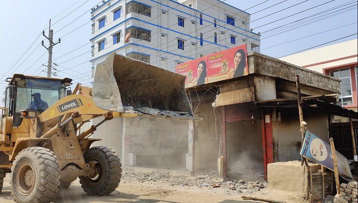 মেহেরপুরে ৩০ কি:মি: সড়কে দখলকৃত স্থাপনা উচ্ছেদ শুরু করছে সওজ