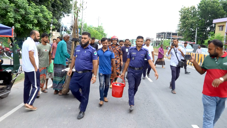 বোমা আতঙ্কে মেহেরপুর: ঝুলন্ত বস্তুতে বাজছিল বঙ্গবন্ধুর ভাষণ