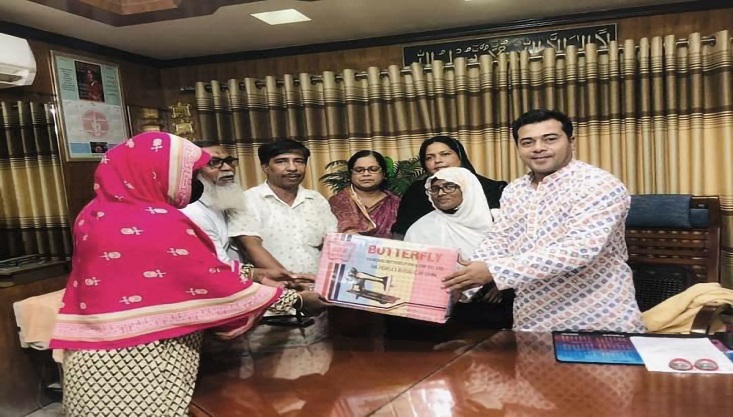 আত্মকর্মসংস্থানে অসহায় পরিবারকে সেলাই মেশিন দিলেন মেয়র