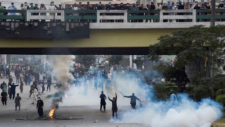 ইমরানের সমর্থকদের অবরোধে অচল ইসলামাবাদ, স্কুল বন্ধ ঘোষণা