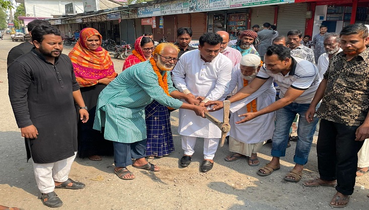 মেহেরপুর পৌরসভার দুটি সড়কের নির্মাণ কাজের উদ্বোধন করলেন মেয়র