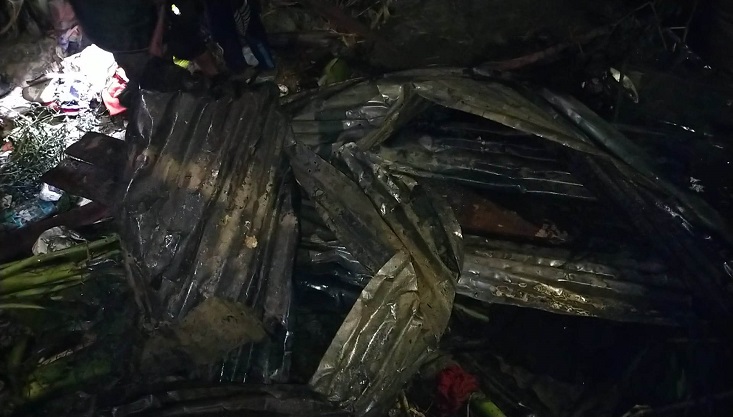গাংনীতে আগুনে পুড়ে ছাই দিনমজুরের বসতবাড়ি