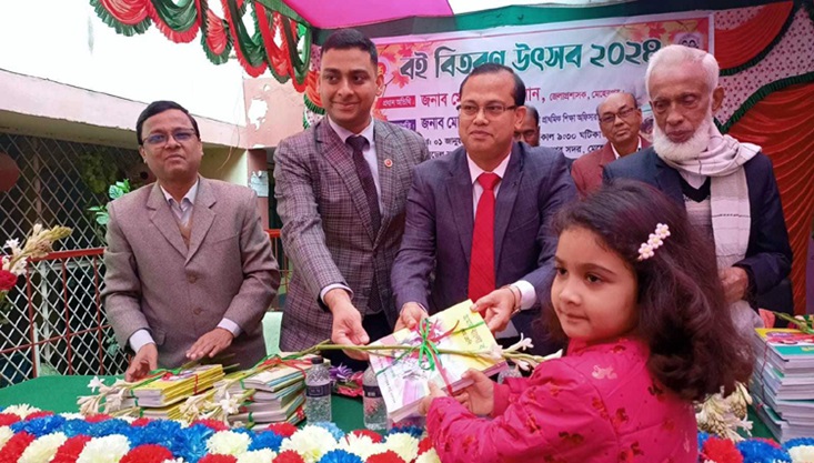 মেহেরপুরের শিক্ষার্থীদের হাতে হাতে নতুন বই