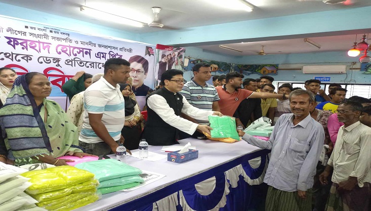 মেহেরপুরে ডেঙ্গু প্রতিরোধে জনপ্রশাসন প্রতিমন্ত্রীর মশারি বিতরণ