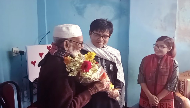 ভাষা সৈনিক চানার বাড়িতে জেলা প্রশাসক