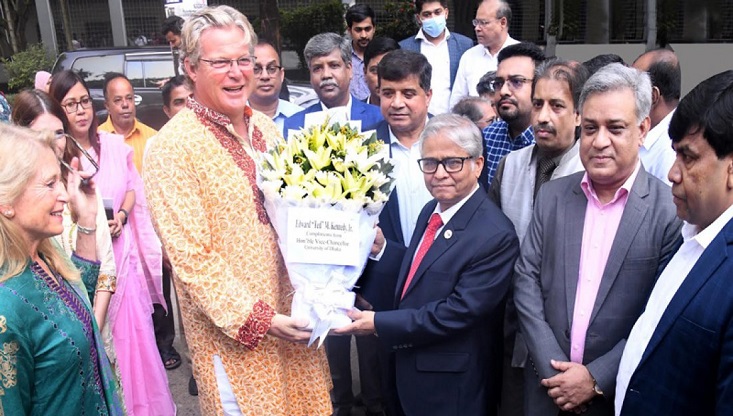 ১৯৭২ সালে বাবার লাগানো গাছ দেখতে ঢাবিতে মার্কিন রাজনীতিবিদ