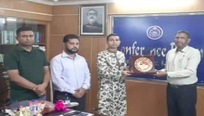 ট্রাফিক ইন্সপেক্টর নজরুল ইসলামকে বিদায় সংবর্ধনা