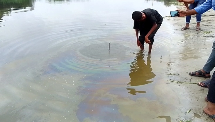 মেহেরপুরে ভৈরব নদীতে ভাসছে তেলজাতীয় পদার্থ