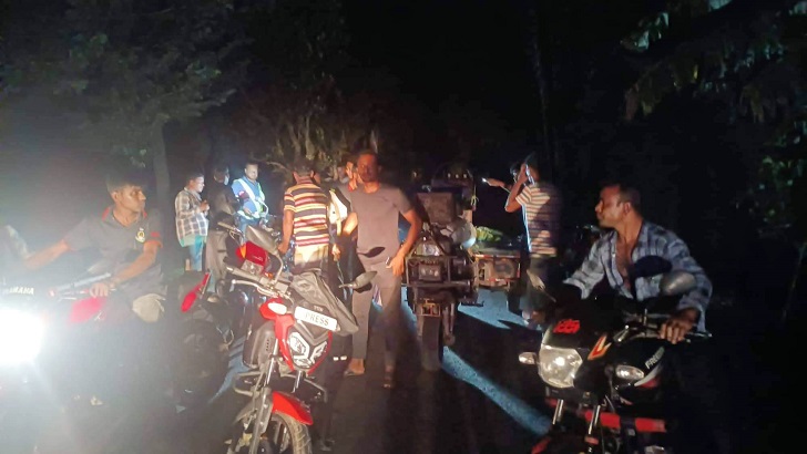 গাংনীতে সড়ক ব্যারিকেট করে রাতভর ডাকাতি