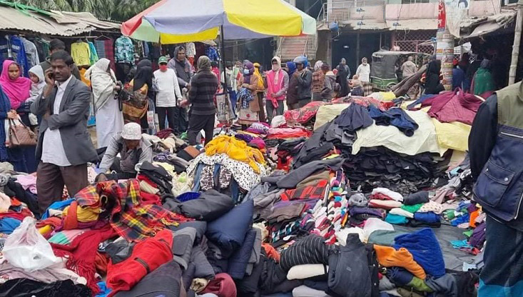 ভিড় বেড়েছে মেহেরপুরের পুরাতন গরম কাপড়ের দোকানগুলোতে