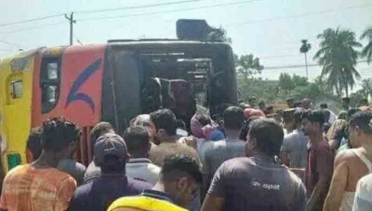 কুষ্টিয়ায় বাস উল্টে ২ তরুণী নিহত, আহত-১
