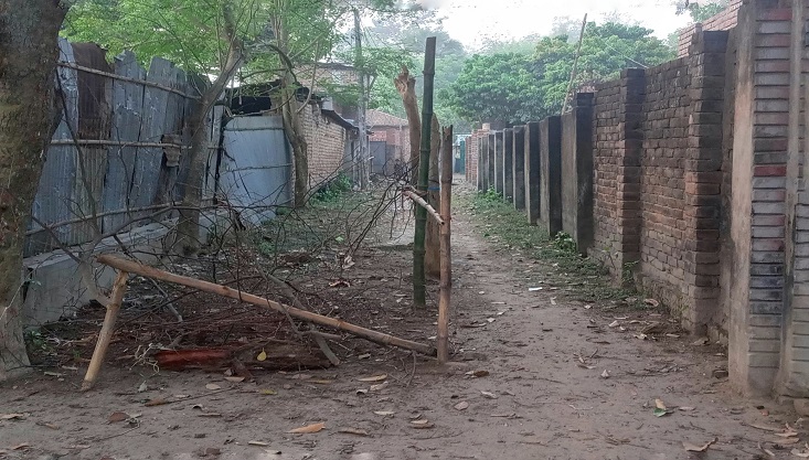 গাংনীতে প্রভাবশালীর কাঁটাতারের বেড়ায় গৃহবন্দী দরিদ্র পরিবার
