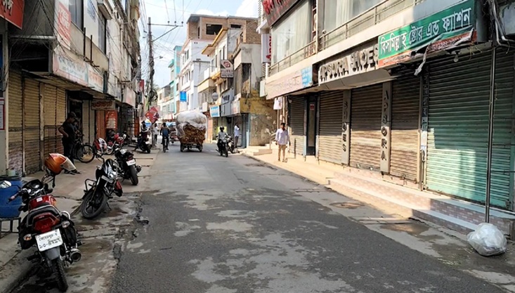 মেহেরপুরে ব্যবসা প্রতিষ্ঠান বন্ধ রেখে গাজায় বর্বর হামলার প্রতিবাদ