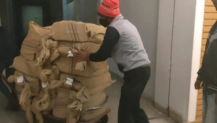 মধ্যরাতে মেহেরপুরে পৌঁছেছে নির্বাচনি সরঞ্জামাদি