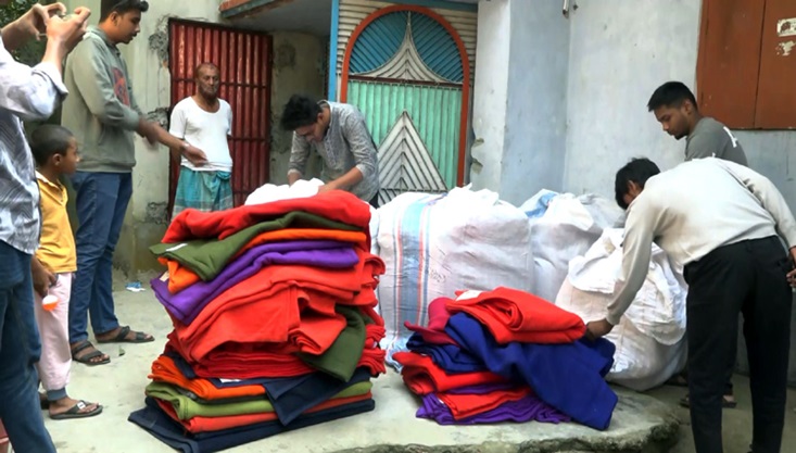 রেড ক্রিসেন্ট সোসাইটির এক সদস্যের বাড়ি থেকে ত্রাণের কম্বল উদ্ধার