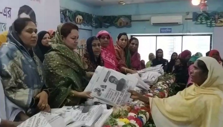 মেহেরপুরে জনপ্রশাসন প্রতিমন্ত্রীর নিজ উদ্যোগে উপহার সামগ্রী বিতরণ