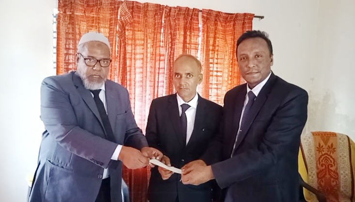 মেহেরপুর জেলা আইনজীবী সমিতির মৃত্যুকালীন চেক প্রদান