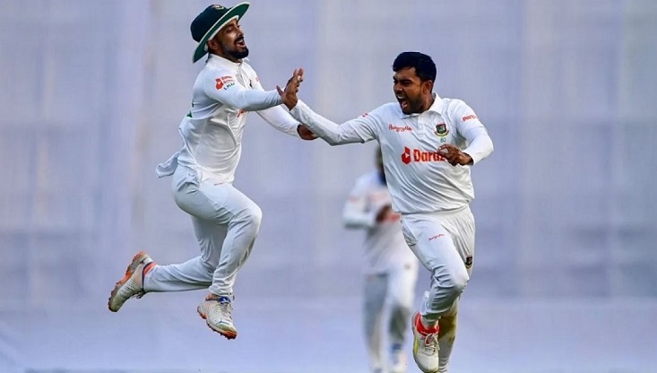 ঘূর্ণিতে কোণঠাসা ভারত