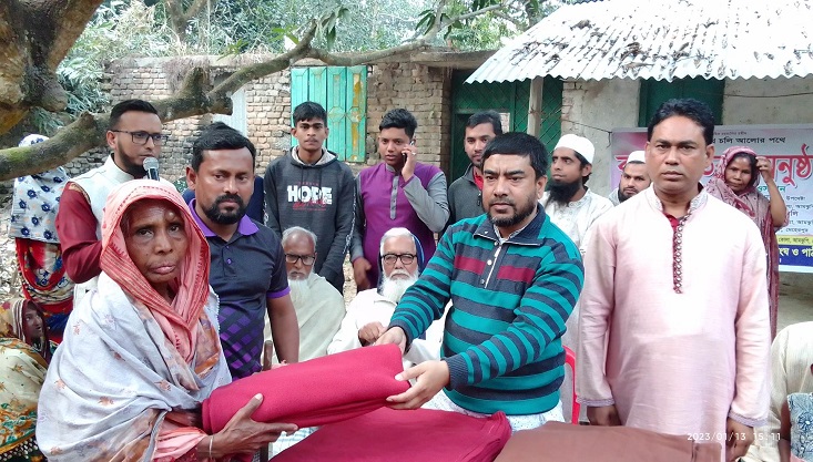 কোলা জ্ঞান অন্বেষণ সমাজ কল্যাণ সংঘের উদ্যোগে শীতবস্ত্র বিতরণ