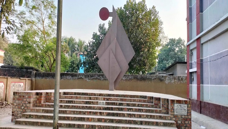 গাংনীর দুটি প্রতিষ্ঠানে ভিন্ন আকৃতির শহীদ মিনার