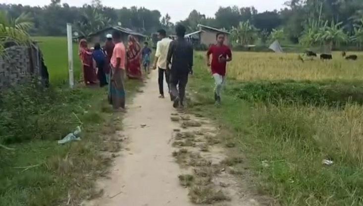 ওপারে প্রচণ্ড গোলাগুলি, বাড়িঘর ছাড়ছেন সীমান্তের বাসিন্দারা