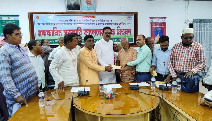 গাংনীতে সমাজসেবা কর্তৃক চেক বিতরণ