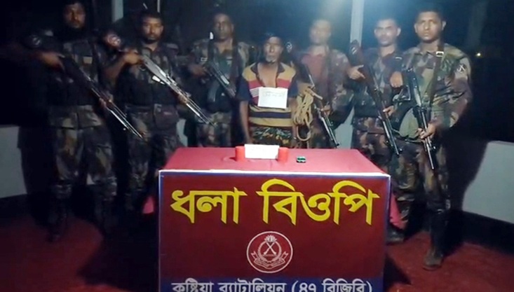 মেহেরপুর সীমান্তে হাতবোমাসহ একজন আটক, ভারতীয় মদ ও ট্যাবলেট উদ্ধার
