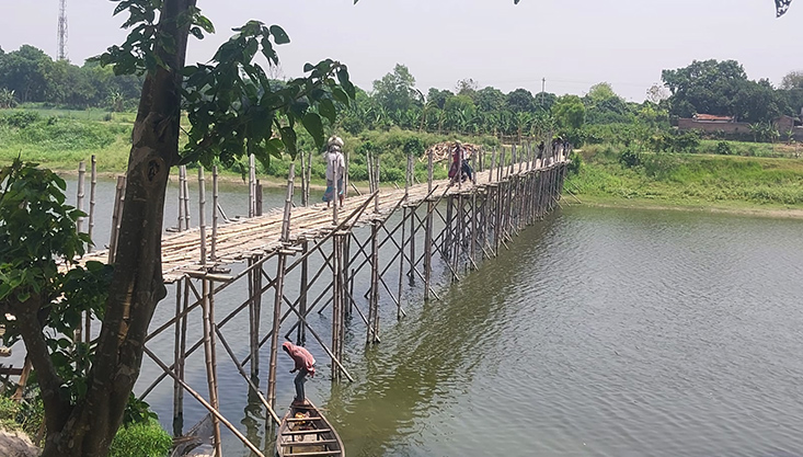 মেহেরপুরে তিন গ্রামের মানুষের একমাত্র ভরসা বাঁশের সাঁকো