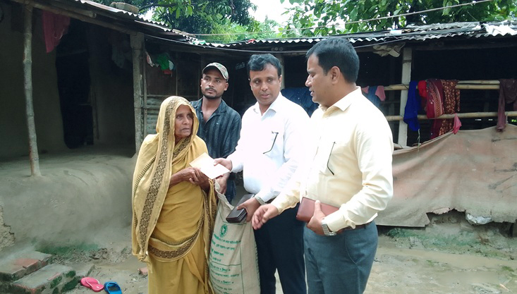 অসহায় মায়ের পাশে দাঁড়ালেন-ইউএনও