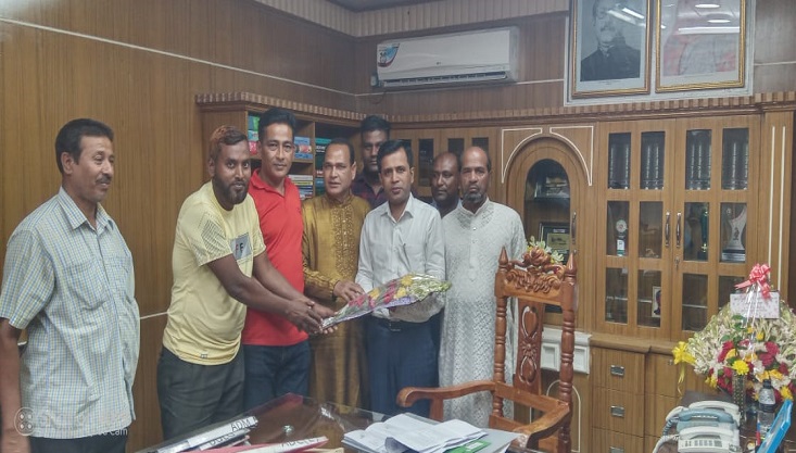 নবাগত জেলা প্রশাসকে মৎস্যজীবী লীগের ফুলের শুভেচ্ছা