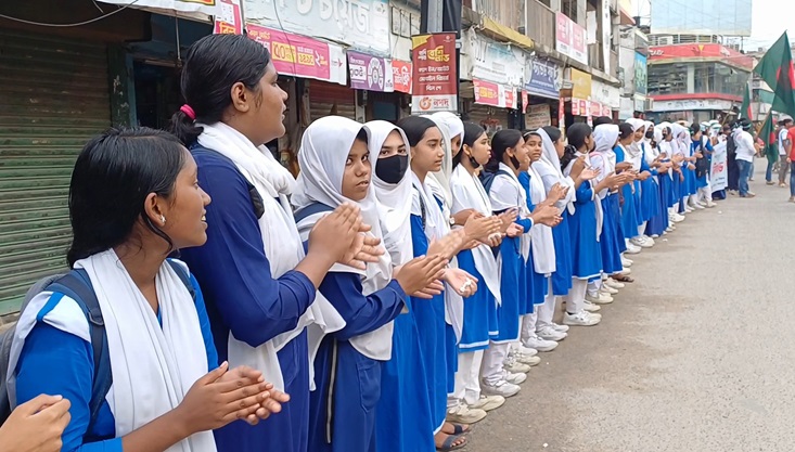 মেহেরপুরে বৈষম্যবিরোধী ছাত্র আন্দোলনের মানববন্ধন