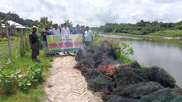 মেহেরপুরে ৩০ টি চাইনা দুয়ারী জাল পুড়িয়ে ধ্বংস