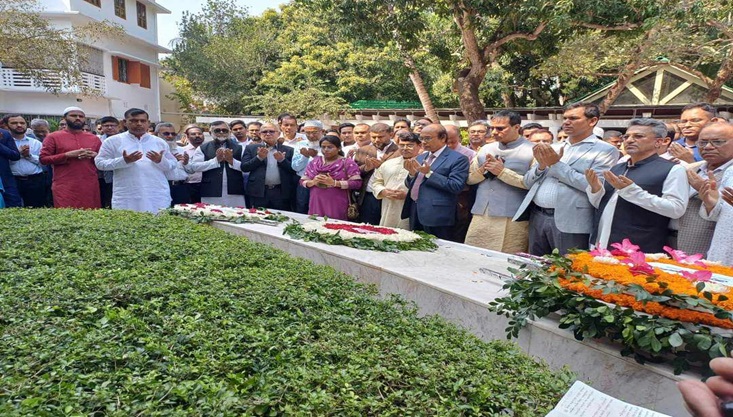 টুঙ্গিপাড়ায় বঙ্গবন্ধুর সমাধিতে প্রধান প্রকৌশলীর শ্রদ্ধা নিবেদন