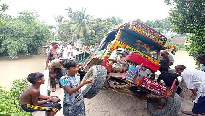 ভাঙা ব্রিজে আটকে গেল ট্রলি