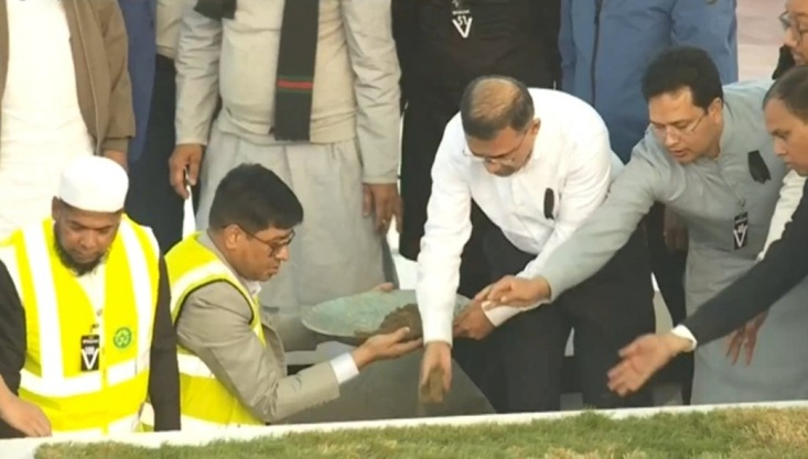 রাষ্ট্রীয় মর্যাদায় স্বামীর কবরের পাশে সমাহিত হলেন খালেদা জিয়া